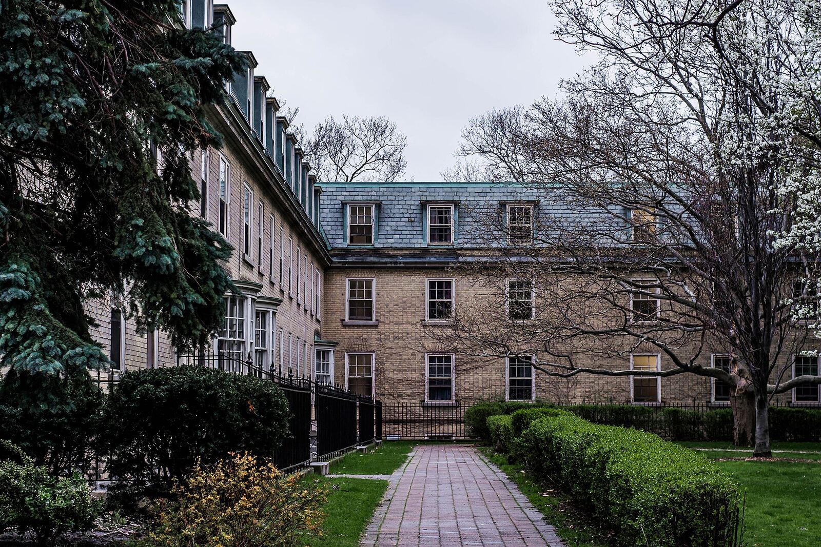 トロント大学 St. George キャンパスの中庭(Sir Daniel Wilson Quadrangle)