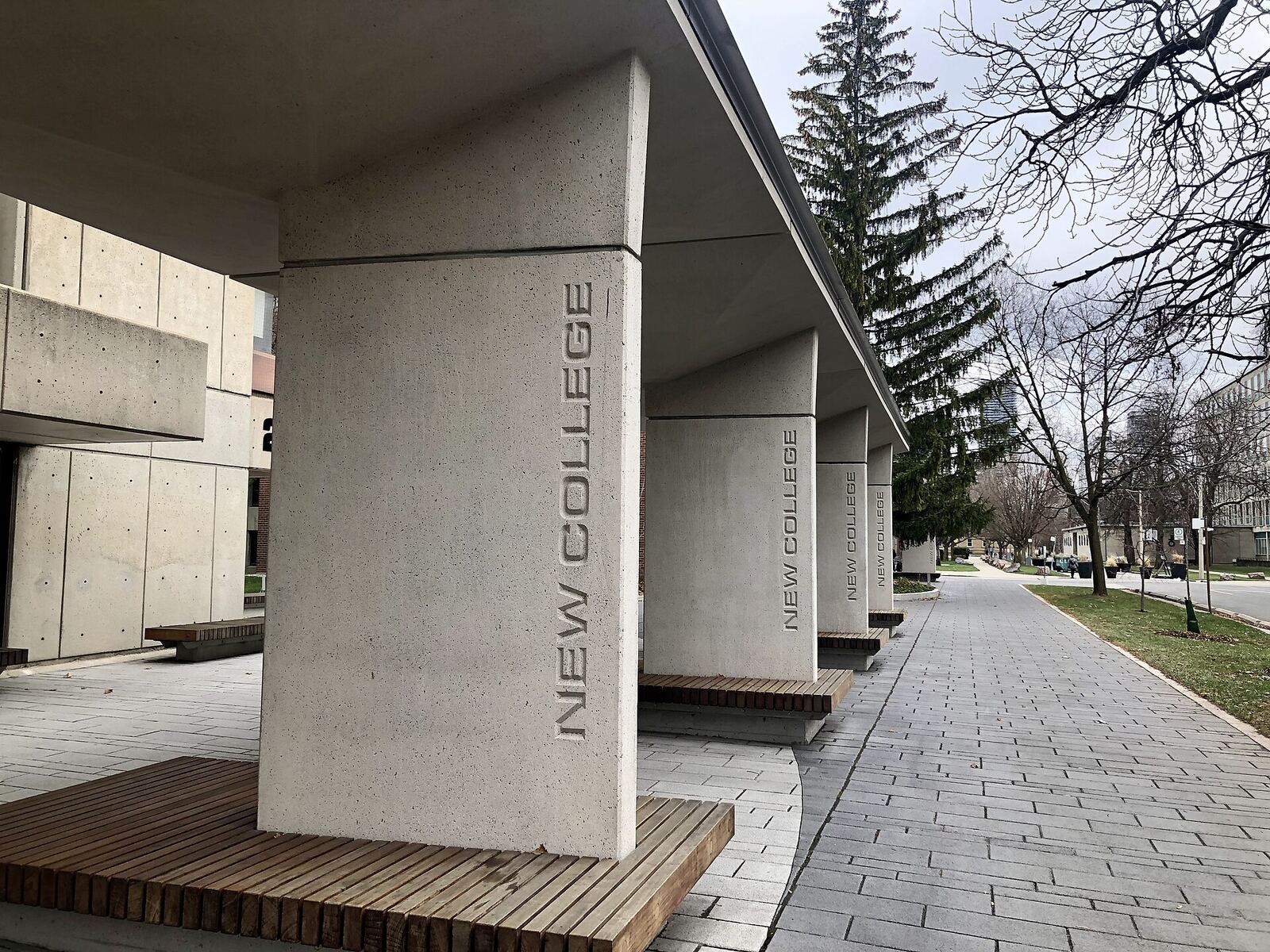 New College の入口。コンクリートの柱に「NEW COLLEGE」の文字